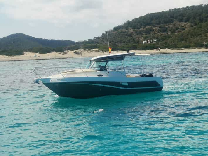 Tour en barco por Ibiza: navega por aguas cristalinas