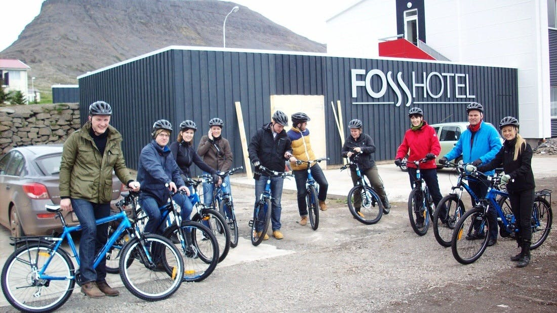 Pasea por el fiordo en bicicleta