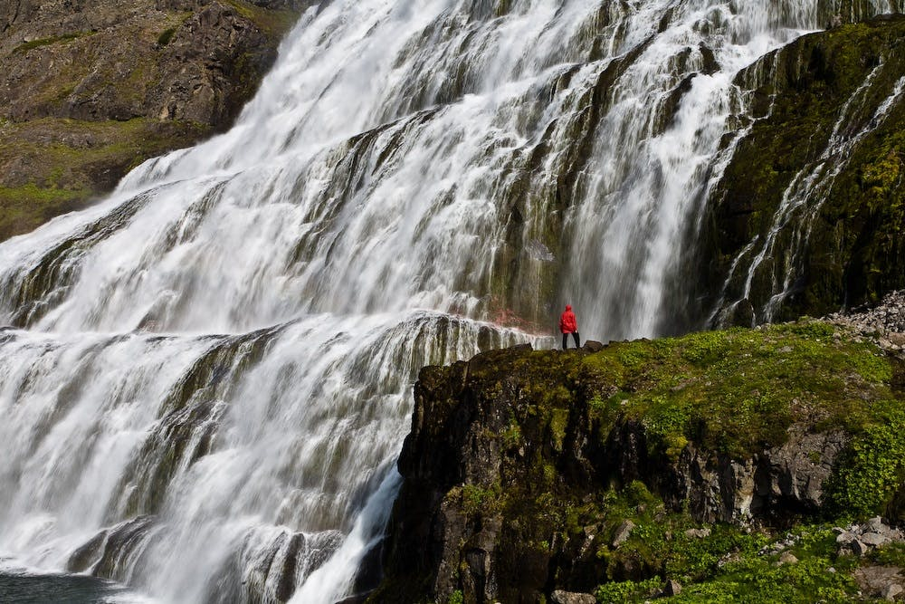 Únase a la espléndida combinación de la cascada y los pueblos de Dynjandi