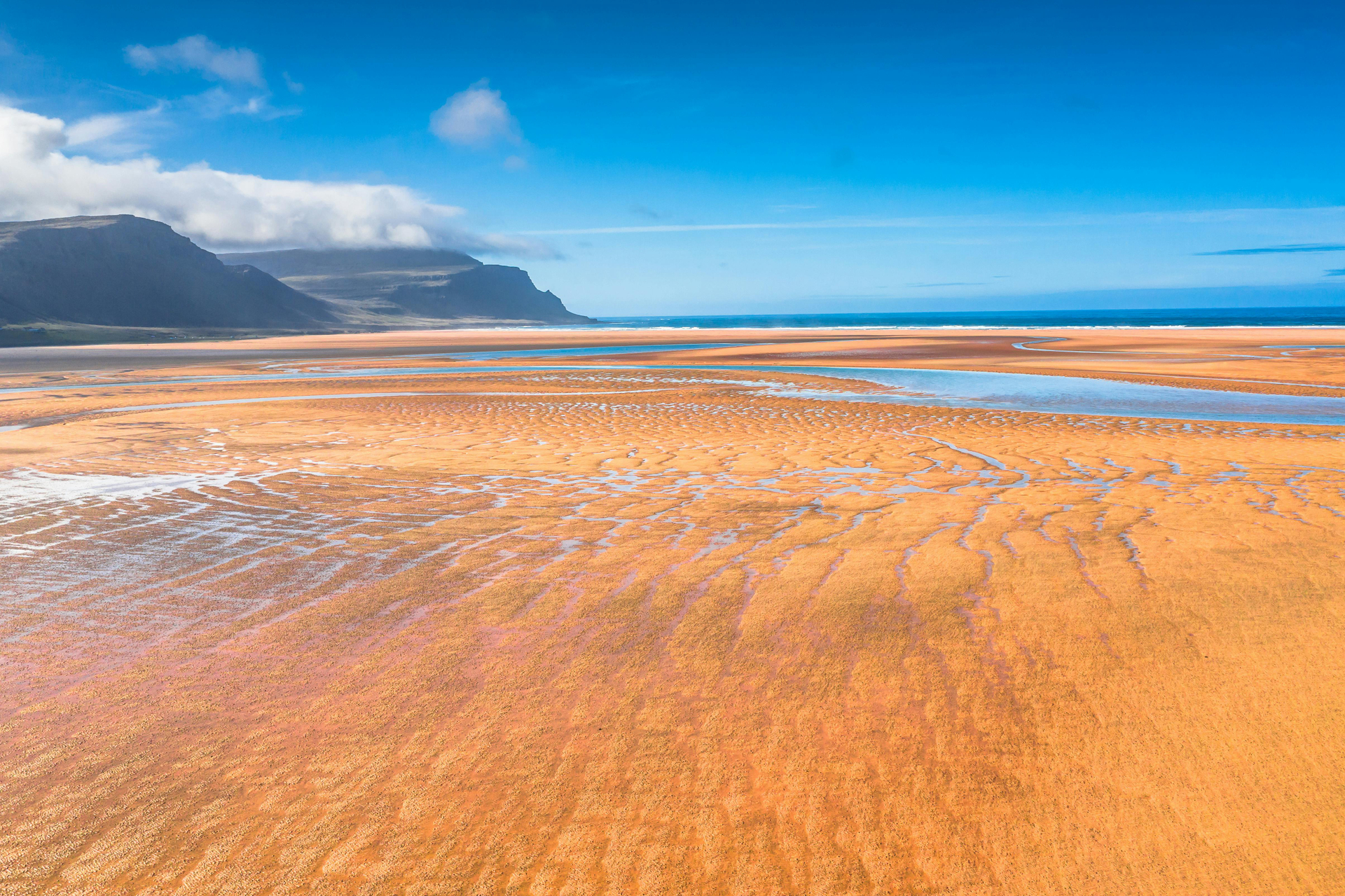 Admira los impresionantes paisajes de Raudasandur