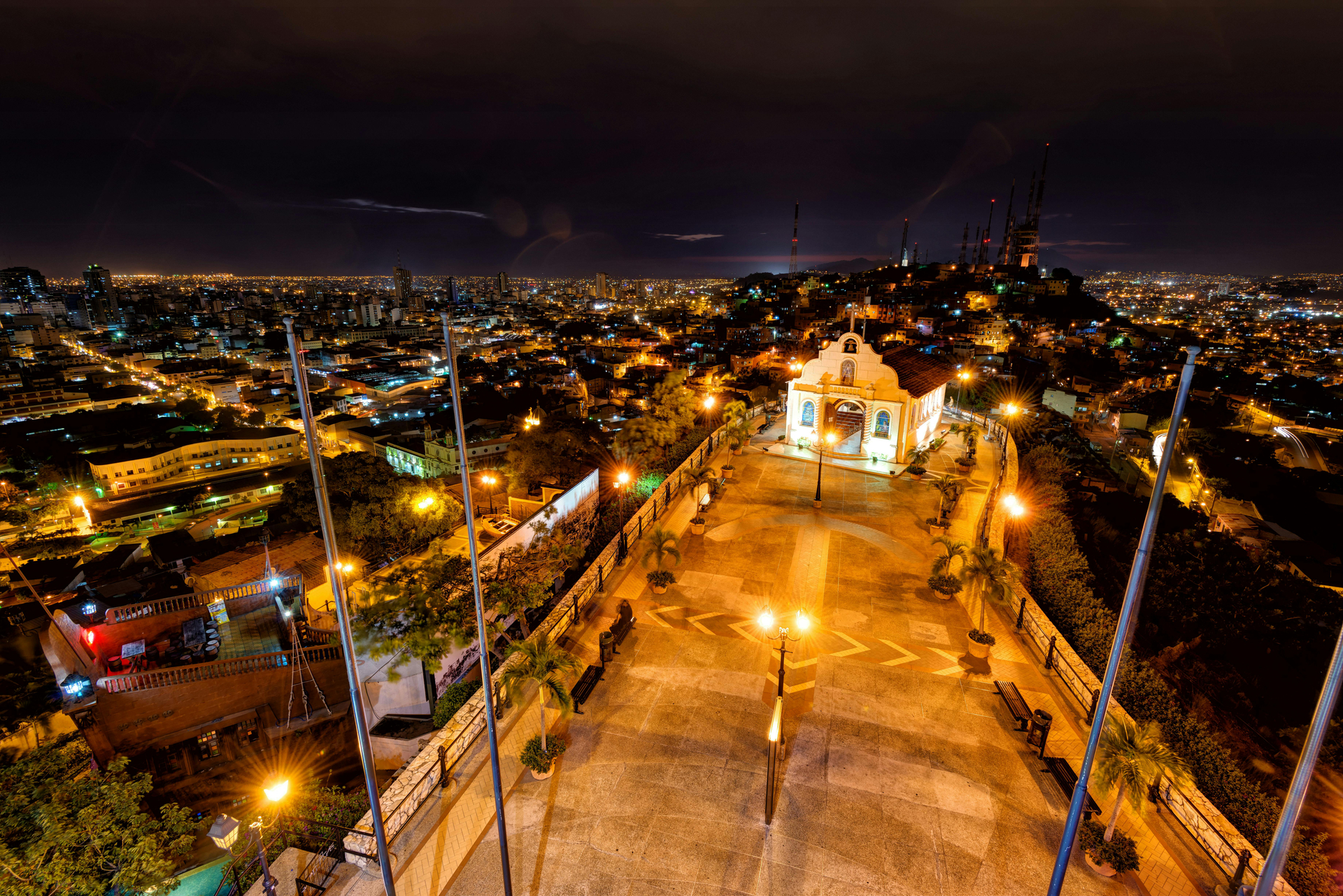 Tour nocturno por Guayaquil con bebidas en el bar Rayuela