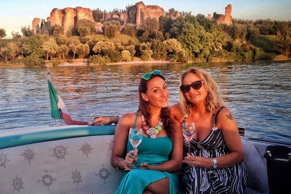 Paseo en barco al atardecer con aperitivo en Sirmione