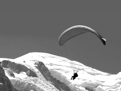 Vuelo en parapente biplaza frente al Mont Blanc en Chamonix