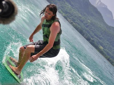 Descubra el wakeboard o el wakesurf en el lago de Annecy