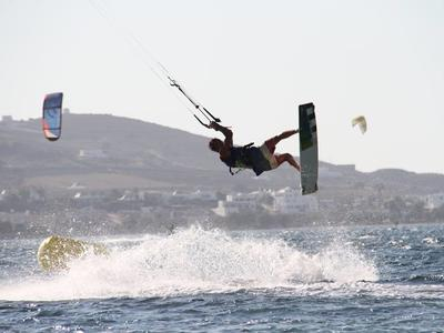 Cursos de kitesurf IKO desde la playa de Pounda, Paros