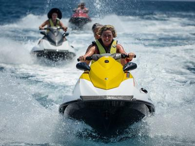 Safari en moto de agua por Santorini desde St. George Beach-Perivolos