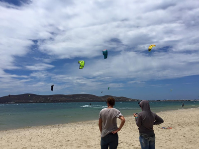 Entrenamiento privado de kitesurf desde la playa de Pounda, Paros