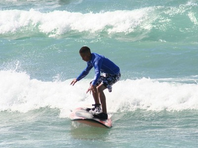 Clase de surf en la bahía de Muizenberg, cerca de Ciudad del Cabo