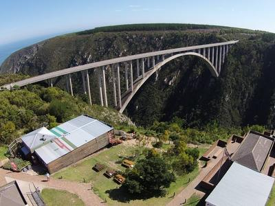El puente bungy más alto del mundo, 216 m desde el puente de Bloukrans