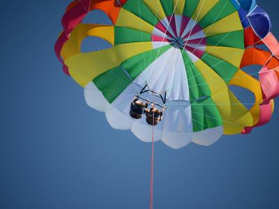 Vuelo en paracaídas en Santorini