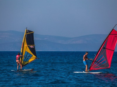 Clases de windsurf cerca de la playa de Psalidi en Kos