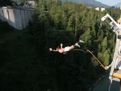 Salto con cuerda desde la presa de Klaus (50 m.) en Austria