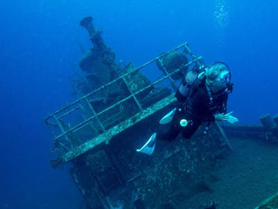 Inmersiones de aventura para buceadores certificados en Santorini