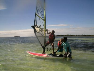 Clases de windsurf en la bahía de Sakalava, Madagascar