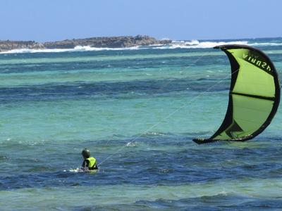 Clases de kitesurf en la bahía de Sakalava, Madagascar