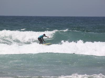 Clases de surf en grupo en Praia da Luz, cerca de Lagos, Algarve