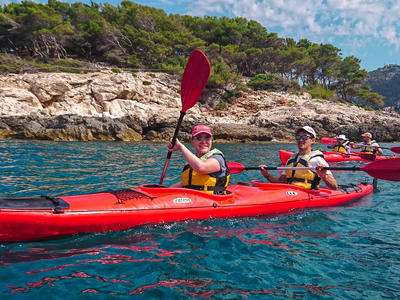 Excursiones en kayak de mar desde la playa de Krizna en Hvar