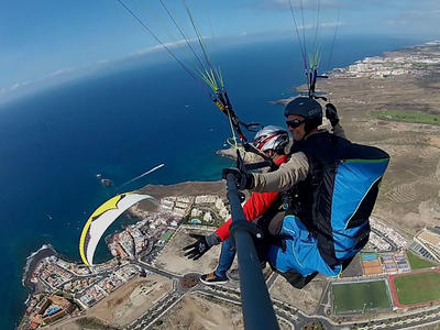 Vuelo en parapente biplaza desde 1000 metros cerca de Costa Adeje, Tenerife