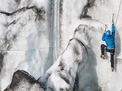 Escalada en hielo en el glaciar Solheimajokull, cerca de Reikiavik