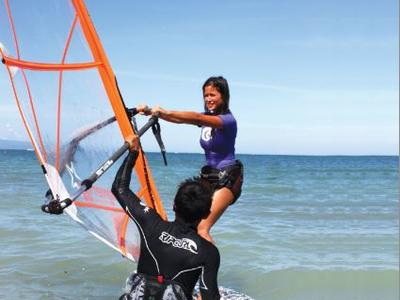 Clase de windsurf para principiantes en Sanur