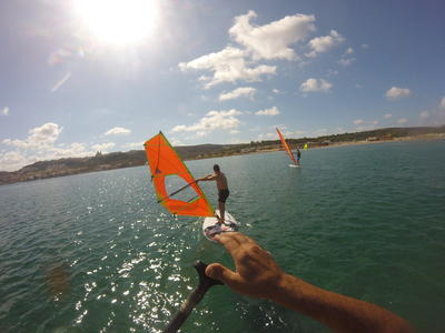 Curso de iniciación al windsurf en la bahía de Mellieha Beach, Malta