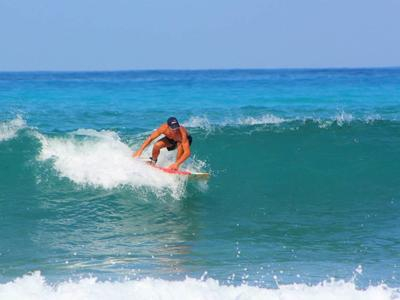 Lecciones privadas de surf en Softades, cerca de Larnaca
