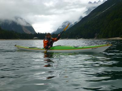 Kayak en el río Soča en el Parque Nacional de Triglav