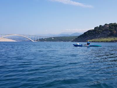 Kayak de mar en el islote de San Marcos y el puente de Krk