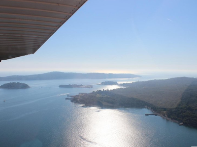 Vuelo panorámico sobre el sur de Istria desde el aeropuerto de Medulin