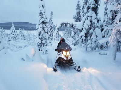 Excursión en moto de nieve a ICEHOTEL desde Kiruna