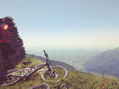 Ciclismo de montaña en el puerto de Joux