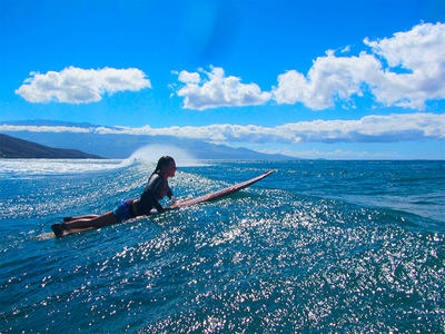 Clase de surf grupal en Corralejo, Fuerteventura