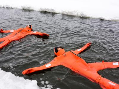 Flotar en el hielo en Helsinki