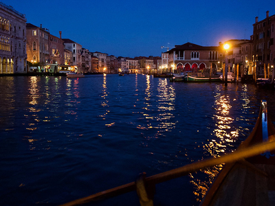 Lección nocturna de remo tradicional en el Gran Canal de Venecia