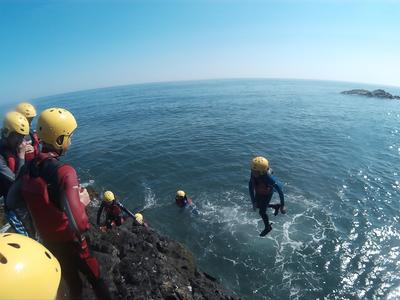 Coasteering en las afueras de Dublín, en Bray