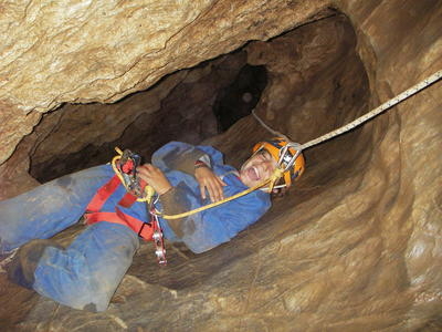 Excursión de espeleología en la cueva En Casa, cerca de Prades, Pirineos