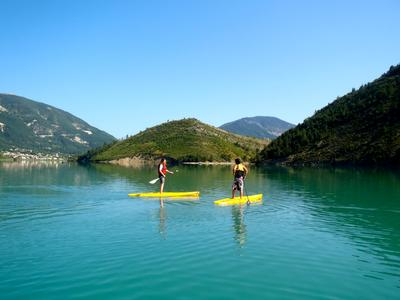 Stand-Up Paddle en el lago de Castillon, cerca de Gorges du Verdon