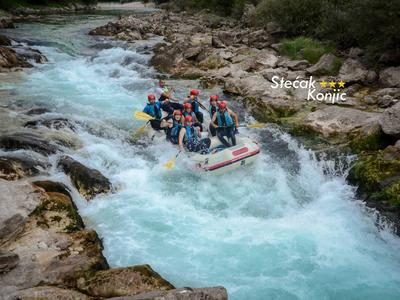 Rafting en el río Neretva cerca de Konjic, Bosnia y Herzegovina