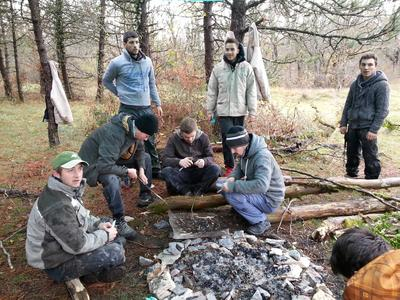 Curso de supervivencia para tramperos en el bosque al norte de Dijon, Borgoña