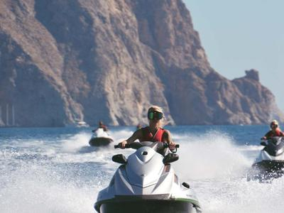 Safari en moto acuática de la playa de Perivolos a la Montaña Negra, Santorini