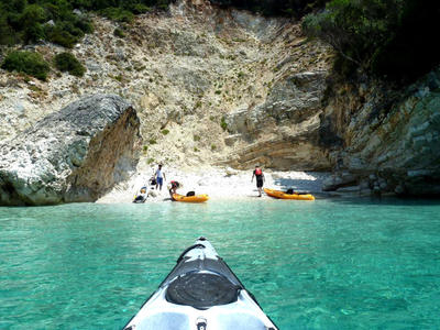 Excursión en kayak de mar a la cueva de Papanikolis, desde Mikros Gialos, Lefkada