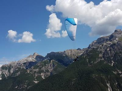 Vuelo en parapente biplaza sobre el valle de Stubai, cerca de Innsbruck