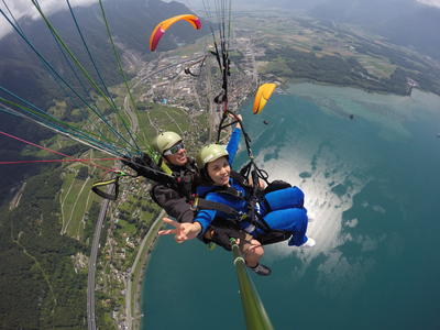 Vuelo en parapente biplaza sobre el lago Lemán, cerca de Montreux
