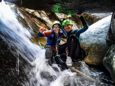 Barranquismo en el río Chalamy, en el Valle de Aosta, Italia