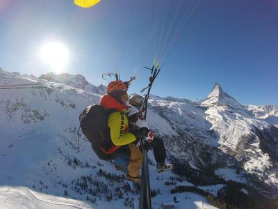Vuelo en parapente biplaza en Zermatt con vistas al Matterhorn