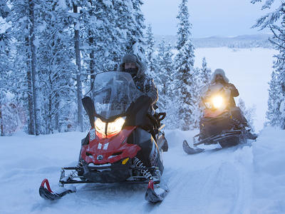Excursión en moto de nieve cerca de Kiruna, Suecia