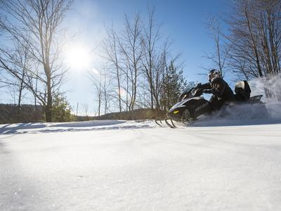 Paseo guiado en moto de nieve por el lago Morency, cerca de Montreal