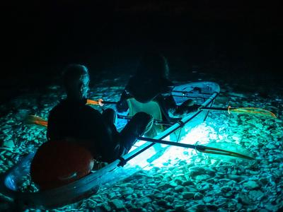 Excursión nocturna en kayak transparente en Pula