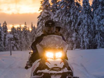 Safari en moto de nieve por tierras vírgenes en Laponia