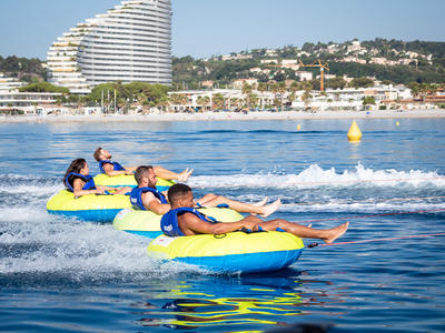 Boya remolcada en Villeneuve-Loubet, cerca de Antibes